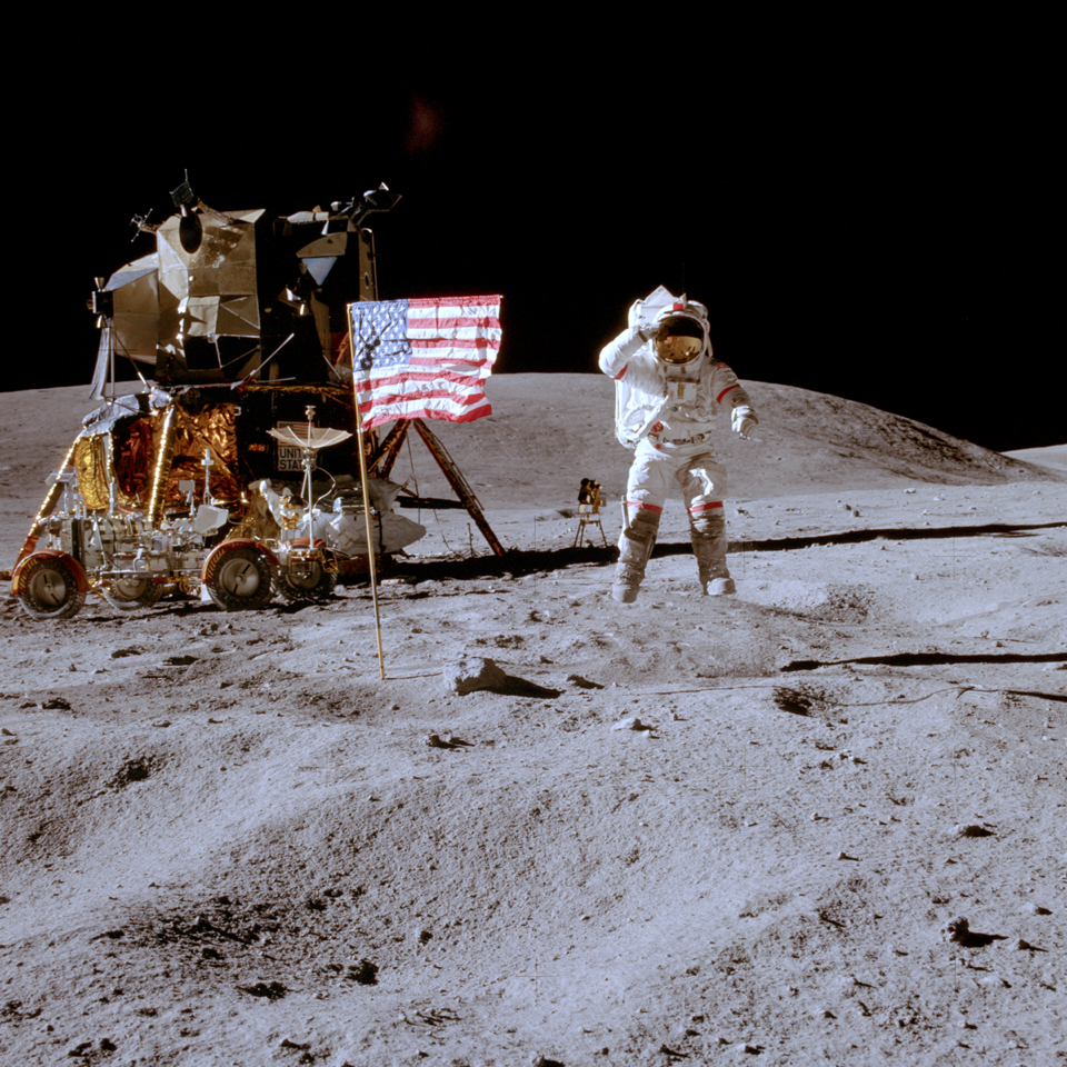 پرچم آمریکا نصب شده در کره ماه
